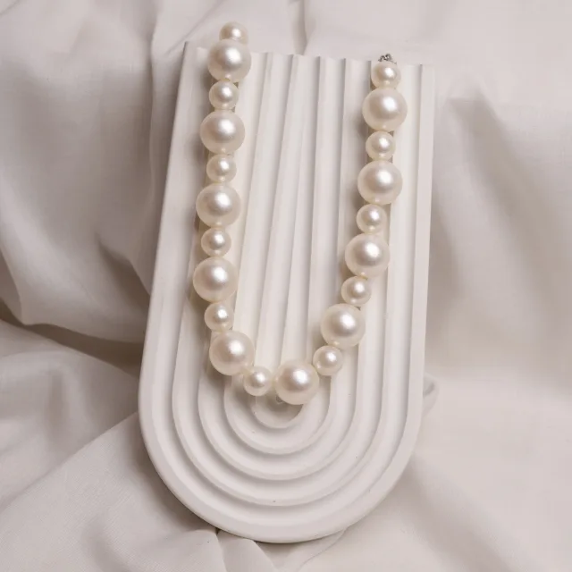 Graduated Luminous Pearl Necklace